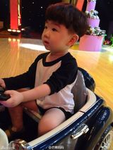 组图：曹格女儿与韩国小正太同场现身 撞脸喜感