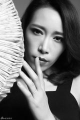 组图：金池曝黑白写真 魅惑眼神演绎冷都女