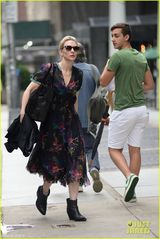 组图：影后好型！布兰切特花裙皮靴引路人侧目
