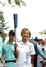 组图：韩星李诗英孝琳为亚运会传递火炬