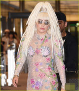 组图：Lady GaGa顶白毛穿透视装 遮三点踩恨天高