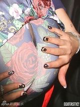 糗爆了！瑞塔肥臀撑爆裤子 当街崩裂露丁字裤