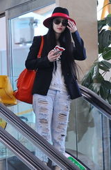 组图：范冰冰潮装名包星味足 破洞牛仔裤抢镜