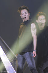 独家：EXO香港演唱会直击 成员嗨唱粉丝尖叫