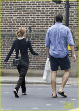 组图：艾玛与男友街头热吻 衣服性感露美背