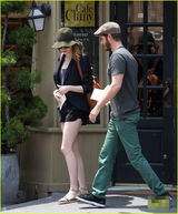 组图：艾玛斯通和加菲尔德举纸牌不愿被拍