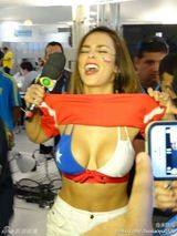 组图：智利新乳神助威世界杯 掀衣性感露胸