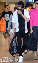 组图：Block B离台返韩 黑超炫酷纹身醒目