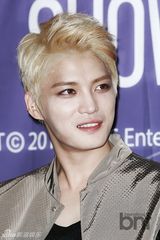 组图：JYJ举行新专发布会 露胸肌秀性感