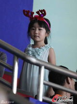 组图：姚明全家现身NCAA 女儿呆萌鹿角发饰抢眼