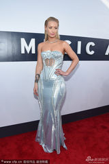 组图：伊基-阿绮丽娅抹胸裙现身 身材凹凸有致