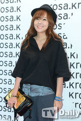 组图：2PM尼坤帅气亮相秀长腿 挑战设计师