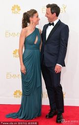组图：艾美奖红毯 主持人塞斯-梅耶斯携妻亮相