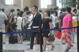 组图：黄晓明携父母现身机场 全程与妈妈手牵手