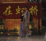 组图：唐一菲机场苦等凌潇肃 见后搂抱旁若无人