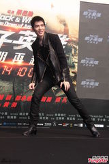 组图：萧敬腾神速写《痞子2》主题曲  张钧甯蔡岳勋揭幕海报