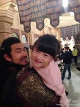 组图：森碟(田亮女儿)探班二姨张歆艺 变身造型师玩坏袁弘