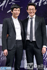 组图：《为了皇帝》发布会 李民基朴成雄大对决