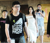 组图：陈乔恩白色礼服巧露事业线 遭狂拍显淡定