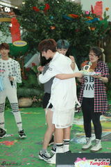 组图：韩团Boyfriend热情跳唱 赞港女眼神美