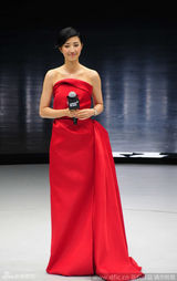 组图：桂纶镁与雷神克里斯同台 大红礼服瞄帅哥