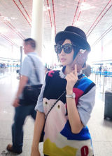 组图：潮范毛晓彤穿撞色裙 活力十足甜笑赴纽约