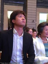 组图：凌潇肃发声明后首亮相 表情严肃