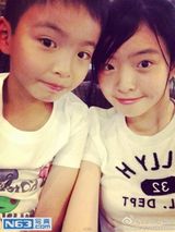 组图：王中磊17岁女儿长腿清秀 姐弟有爱互动