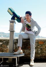 组图：窦骁戛纳街拍写真 清爽帅气展成熟魅力