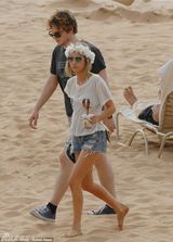 组图：艾玛-罗伯茨比基尼秀美腿 尽显夏日风情