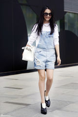 组图：姚晨英伦风格闪亮街头 演绎精英女性