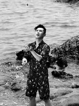 组图：高昊大片撞色人生 黑超遮面灿烂一夏