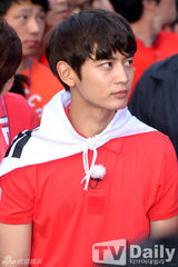 组图：韩星孙艺珍刘在石珉豪等为国足加油