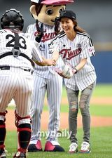 组图：韩星朴志胤助阵棒球比赛帅气开球