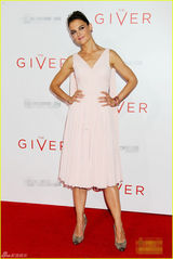 组图：斯威夫特红裙美艳 前汤嫂变身希腊女神