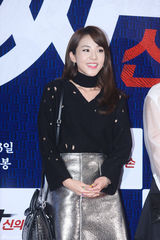 独家：崔丹尼尔宣传新片戴眼镜似哈利波特