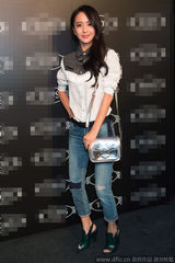 组图：佟丽娅时装周玩百变 黑网遮面穿粉扮嫩