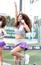 组图：韩星JUNIEL任开球嘉宾 啦啦队性感走光