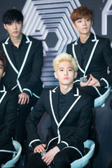 独家高清：EXO出道两年首开唱 11成员一夜长大