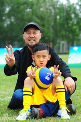 组图：腾格尔带儿子录足球梦 望其成为足球先生