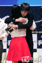 组图：车胜元高京表辉星亮相《高跟鞋》纪念会