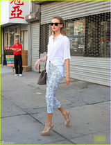 组图：斯威夫特湿发现身街头 诠释白色休闲风