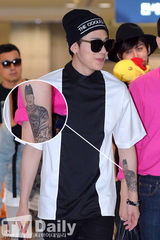 组图：Block B离台返韩 黑超炫酷纹身醒目