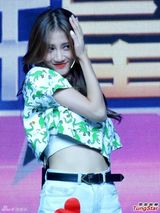 组图：弦子参加综艺节目露小蛮腰彰显清新可爱