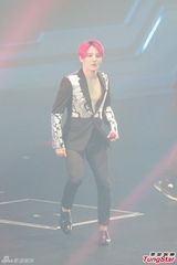 组图：韩团JYJ香港开唱 真空半裸大秀腹肌