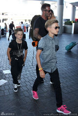 组图：小贝受伤仍单手抱女 小七害羞捂脸萌翻