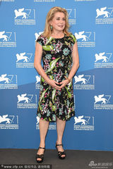 组图：《三心两意》夏洛特-甘斯布美腿风骚抢镜