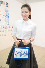 组图：刘涛简约装束亮相 化身女学生梳马尾甜笑