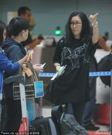 组图：那英机场指手画脚下指示 大姐范十足