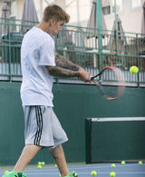 组图：贾斯汀-比伯帅气打网球 表情严肃显专业范